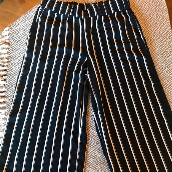 H&M Pants - H&M Wide-legged cropped pants